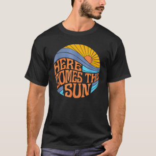 Hier kommt der Sun 60er Surf Summer Beach T-Shirt