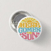 Hier kommt der T - Shirt der Sonne (Sommerurlaub) Button (Vorne & Hinten)