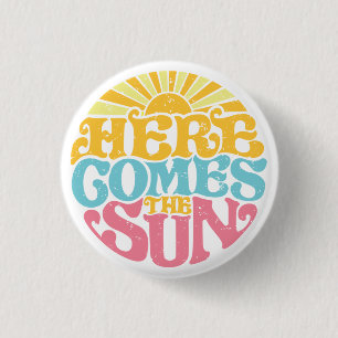 Hier kommt der T - Shirt der Sonne (Sommerurlaub) Button