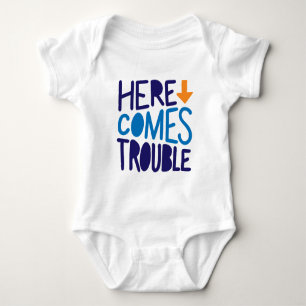 Hier kommt der Trouble Baby Bodysuit Strampler