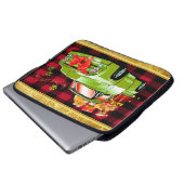 Hier kommt der Weihnachtsbaumwagen von Weihnachtsf Laptopschutzhülle (Vorne Knopf)