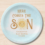 Hier kommt die Babydusche des Sohnes Pappteller<br><div class="desc">Die Babydusche-Papier-Teller des niedlichen Jungen sind mit dem Text "Here Comes The Son" in stilvoller Typografie mit einer gelben Aquarellsonne und blauem Himmel versehen. Einfach anpassbar. Weil wir unsere Kunstwerke erstellen,  werden Sie dieses exakte Bild von anderen Designern nicht finden. Original Wasserfarbe © Michele Davies.</div>