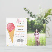 Hier kommt die Babydusche mit Brustkorb Einladung (Stehend Vorderseite)