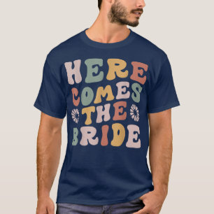 Hier kommt die Blume Gi des Brautringers T-Shirt
