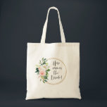 Hier kommt die Braut Blush Pink Floral Tragetasche<br><div class="desc">Dieses Design ist eine unterhaltsame weibliche Tasche für die zukünftige Braut und verfügt über einen doppelten Ringrahmen,  der mit einem pastellfarbenen,  rosafarbenen Blumenstrauß und dem Text "Here kommt the bride" verziert ist. Mit all den Angeboten,  die Sie zur Koordinierung Ihrer Hochzeit laufen werden,  wird diese Tasche sicherlich nützlich sein.</div>