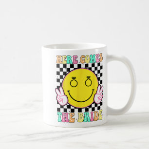 Hier kommt die Braut Groovy Junggesellinnenabschie Kaffeetasse