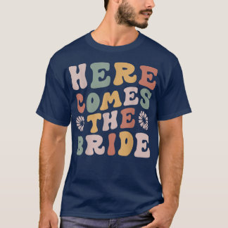 Hier kommt die Braut Hochzeitsringträger-Blumenges T-Shirt