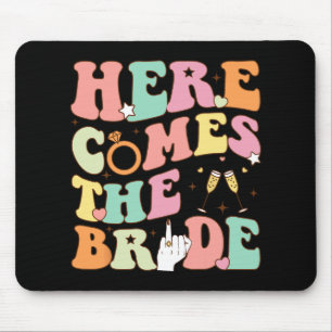 Hier kommt die Braut Junggesellinnenabschied Hochz Mousepad