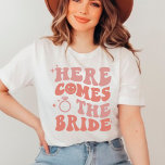 Hier kommt die Braut Retro Bachelorette Hochzeit T-Shirt<br><div class="desc">Hier kommt die Braut Retro Bachelorette Hochzeit</div>
