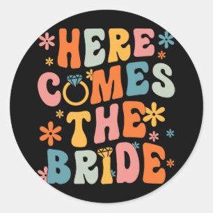 Hier kommt die Bride Groovy Retro Bachelorette Mat Runder Aufkleber