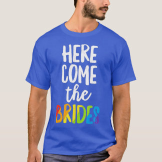 Hier kommt die Brides Lesbian Pride LGB Hochzeit T-Shirt