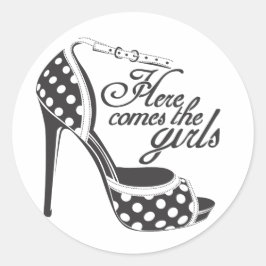 Hier kommt die Girls_SHOE.ai Runder Aufkleber