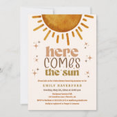 Hier kommt die neutrale Babydusche des Sun Boho Ge Einladung (Vorderseite)