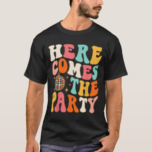 Hier kommt die Party Retro-Junggesellinnen-Abschie T-Shirt