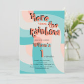 Hier kommt die Regenbogenfarbe Abstrakt 1. Geburts Einladung (Stehend Vorderseite)