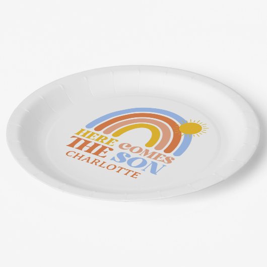 Hier kommt die Son Rainbow Boy Baby Dusche Pappteller (Schrägansicht)