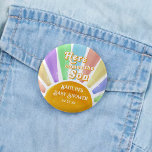 Hier kommt die Son Retro Boys Baby Dusche<br><div class="desc">Feiern Sie stilvoll mit diesen trendigen Baby-Duschknöpfen. Dieses Design lässt sich einfach mit Ihrer speziellen Veranstaltungssprache personalisieren und Ihre Gäste werden begeistert sein,  wenn sie diese fantastischen Gunst-Buttons sehen. Matching-Elemente finden Sie in der Auflistung.</div>
