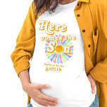 Hier kommt die Son Retro Boys Baby Dusche T-Shirt<br><div class="desc">Feiern Sie stilvoll mit diesem angesagten Baby-Dusche-T - Shirt. Das Design ist leicht mit Ihrem eigenen Namen zu personalisieren und Ihre Familie und Freunde werden begeistert sein,  wenn sie diesen fabelhaften T - Shirt sehen. Entsprechende Party-Elemente finden Sie in der Auflistung.</div>
