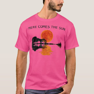 Hier kommt die Sonne Gitarre Schattenwasser Retro  T-Shirt