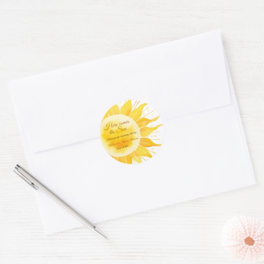 Hier kommt die sonnengelbe Sonnenscheindusche Runder Aufkleber (Umschlag)