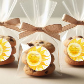 Hier kommt die sonnengelbe Sonnenscheindusche Runder Aufkleber