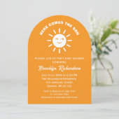 Hier kommt die sonnige weiße Babydusche Einladung (Stehend Vorderseite)