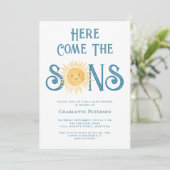 Hier kommt die Sons Twin Boy's Baby Dusche Einladung (Stehend Vorderseite)