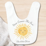 Hier kommt die Sun Custom Babylätzchen<br><div class="desc">Dieses niedliche Babybib ist mit einer Aquarellfarbe dekoriert,  die die Sonne lächelt und die Worte " Here Comes The Sun" in stilvoller Schrift-Typografie. Einfach anpassbar. Original Wasserfarbe © Michele Davies.</div>