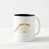 Hier kommt die Sun-Tasse Zweifarbige Tasse (VorderseiteRechts)