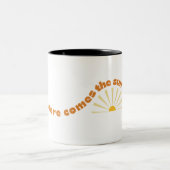 Hier kommt die Sun-Tasse Zweifarbige Tasse (Mittel)