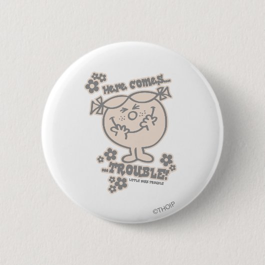 Hier kommt kleine Miss Trouble Button (Vorderseite)
