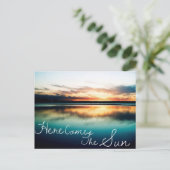Hier kommt Sun Postkarte (Stehend Vorderseite)