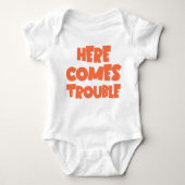 Hier kommt Trouble Funny Niedlich Striped Baby Strampler (Vorderseite)
