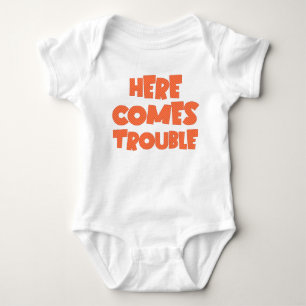 Hier kommt Trouble Funny Niedlich Striped Baby Strampler