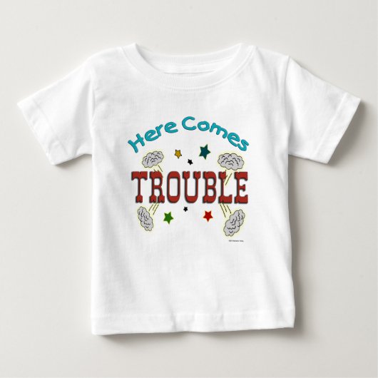 Hier kommt Trouble Säugling Baby Kid T - Shirt (Vorderseite)