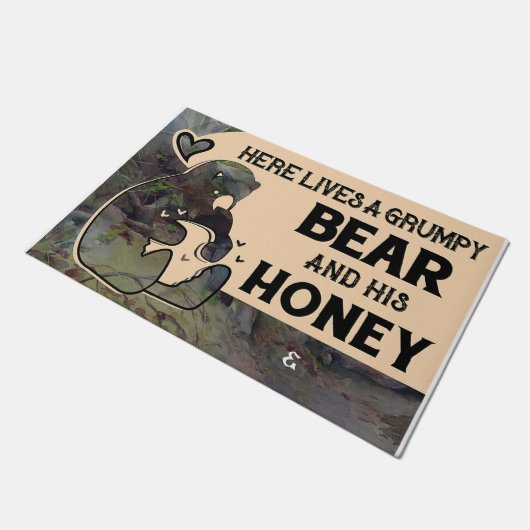 Hier lebt ein gruseliger Bär und sein Honig Fußmatte (Schrägansicht)