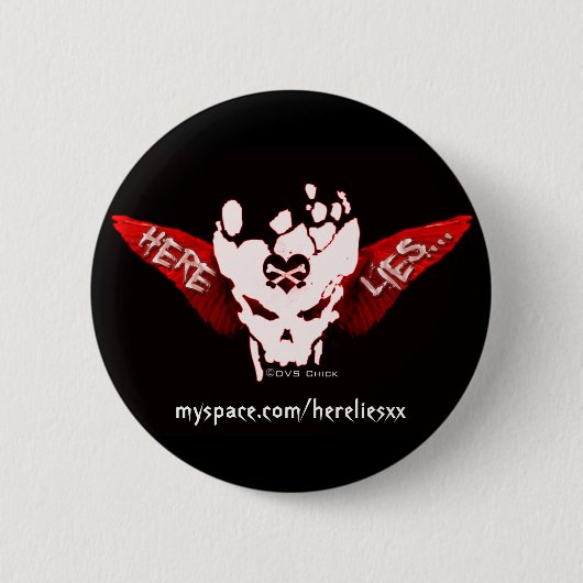 Hier Lies...Button Button (Vorderseite)