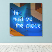 Hier muss NEON Sign Funny sein Leinwanddruck (Insitu (Holzboden))