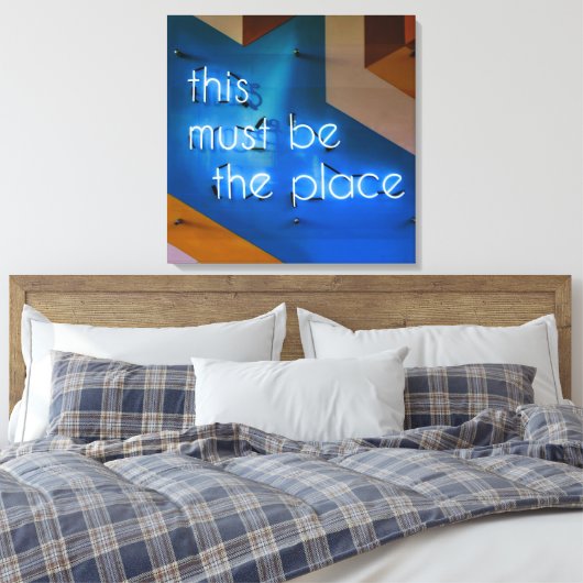 Hier muss NEON Sign Funny sein Leinwanddruck (Insitu (Schlafzimmer))
