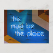 Hier muss NEON Sign Funny sein Postkarte (Vorderseite)
