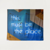 Hier muss NEON Sign Funny sein Wandteppich (Vorderseite (Horizontal))