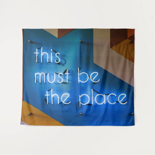 Hier muss NEON Sign Funny sein Wandteppich (Vorderseite (Horizontal))