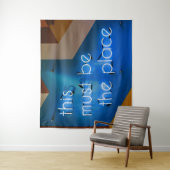 Hier muss NEON Sign Funny sein Wandteppich (Beispiel)