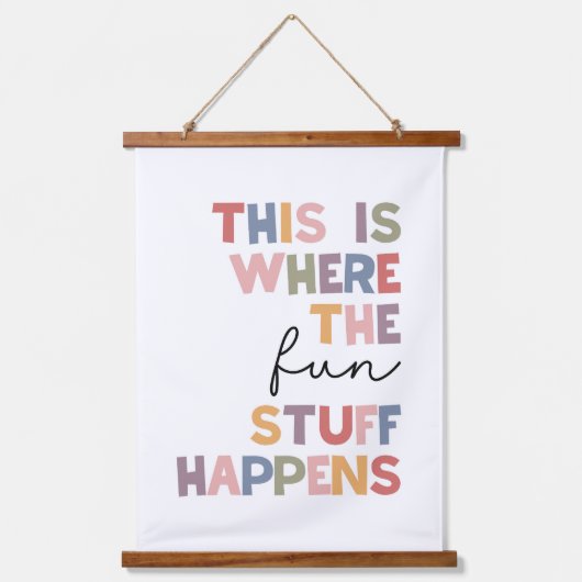 Hier passiert der Spaß Wandteppich Mit Holzrahmen (Vorderseite)