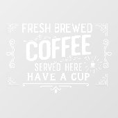 Hier serviert frisch gebrühter Kaffee Fensteraufkleber (Blatt)