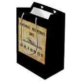 Hier sind Drachen Mittlere Geschenktüte (Rückseite Schrägansicht)