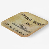 Hier sind Drachen Pappteller (Gewinkelt)