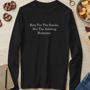 Hier wegen der Snacks, nicht wegen des Erwachsenen T-Shirt