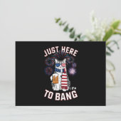 Hier zu Bang USA Flag Bierkatze Lover 4. Juli Einladung (Stehend Vorderseite)