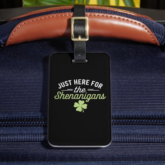 Hier zum Shenanigans St Patrick's Day Gepäckanhänger (Vorderseite Insitu 2)
